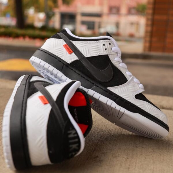 NIKE SB DUNK TIGHTBOOTH
