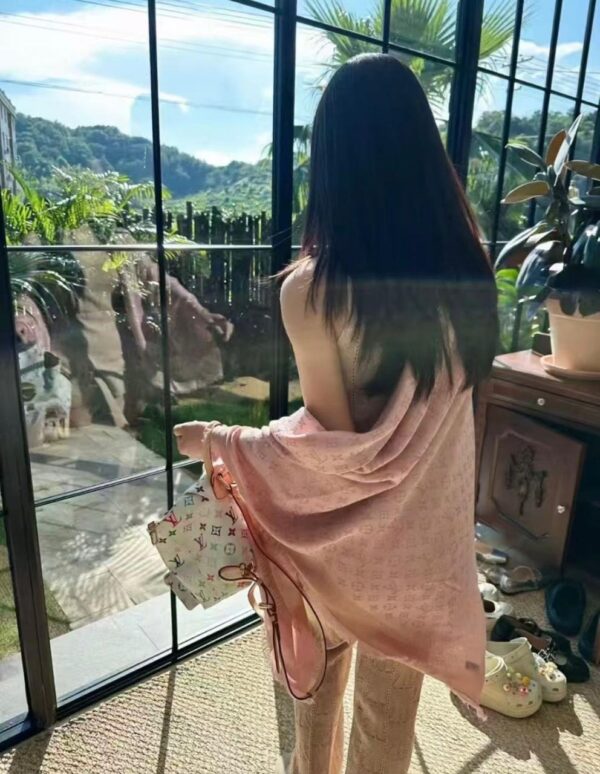 Louis vuitton so shine monogram shawl